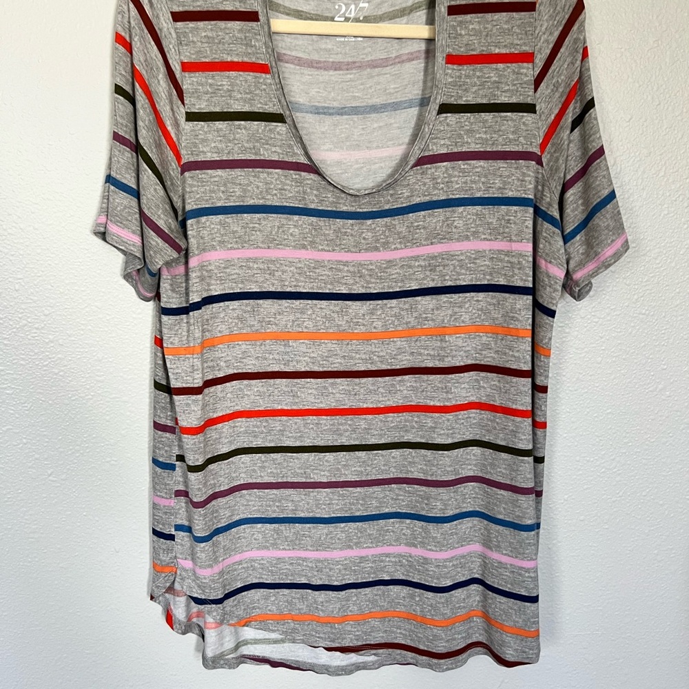 Maurices Multi Stripe Gray short Sleeve T-Shirt Relaxed Fit